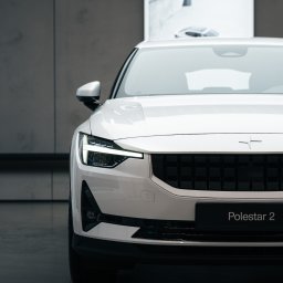 Rebel Films - Filmy Które Sprzedają - Sesja zdjęciowa dla salonu samochodowego Polestar.