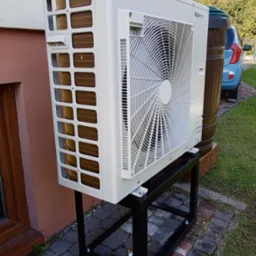 Zamontowana, podłączona i uruchomiona jednostka zewnętrzna pompy ciepła powietrze-woda typu split