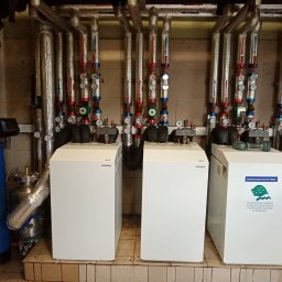 Kaskada gruntowych pomp ciepła Stiebel Eltron zabezpieczona filtroodmulnikiem magnetycznym ze stali nierdzewnej