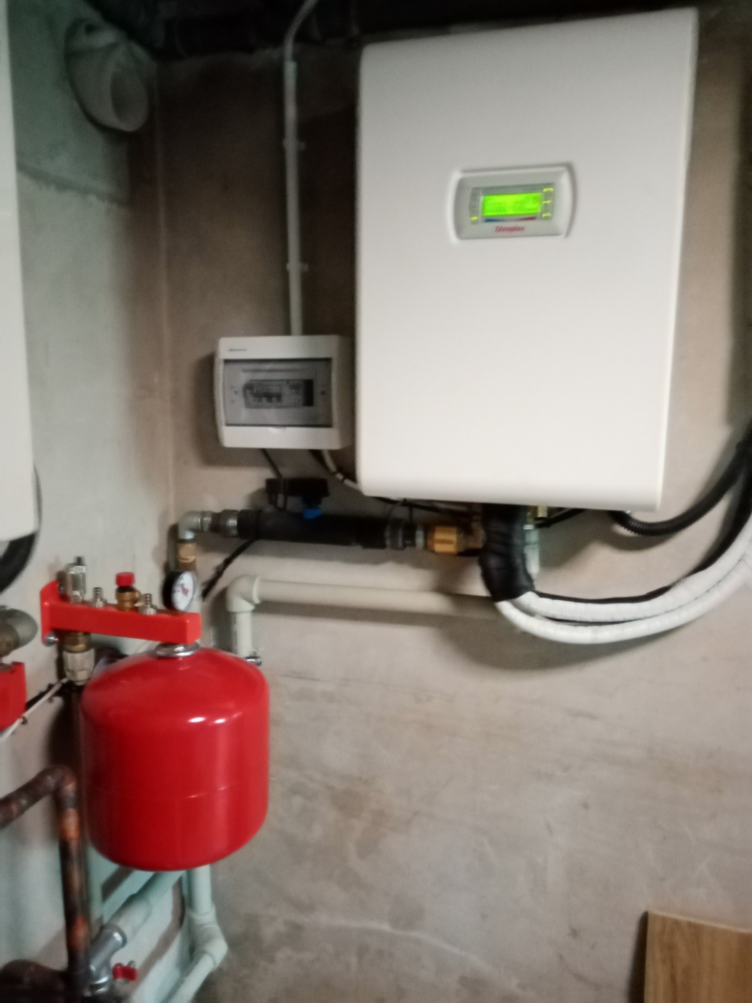 Zamontowana, podłączona i uruchomiona jednostka wewnętrzna pompy ciepła powietrze-woda typu split