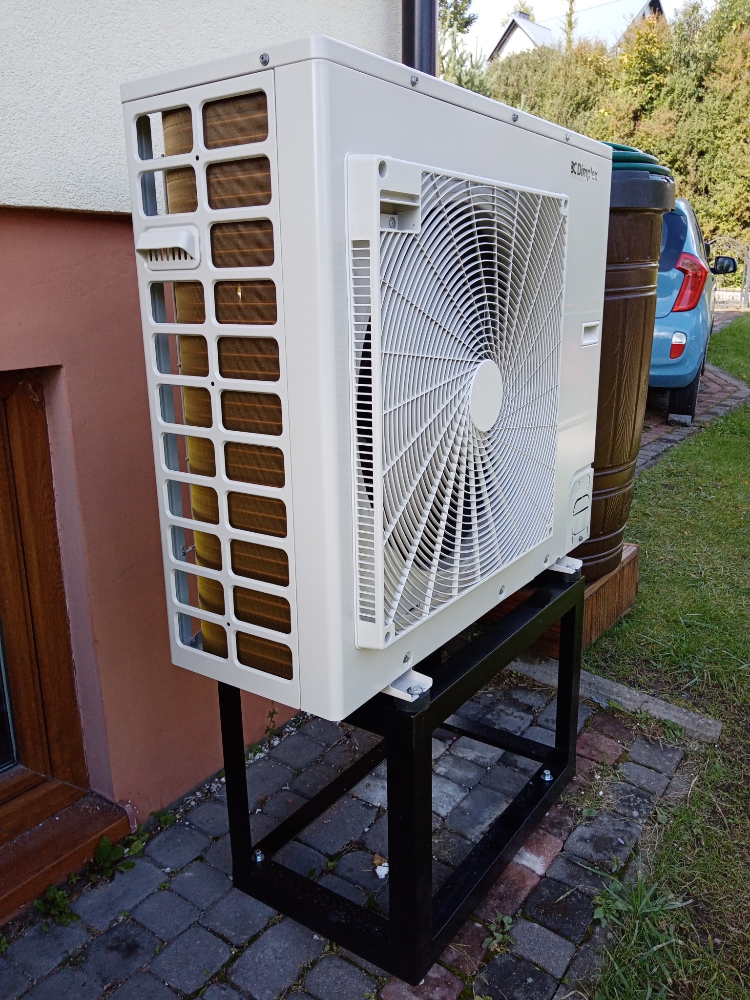 Zamontowana, podłączona i uruchomiona jednostka zewnętrzna pompy ciepła powietrze-woda typu split