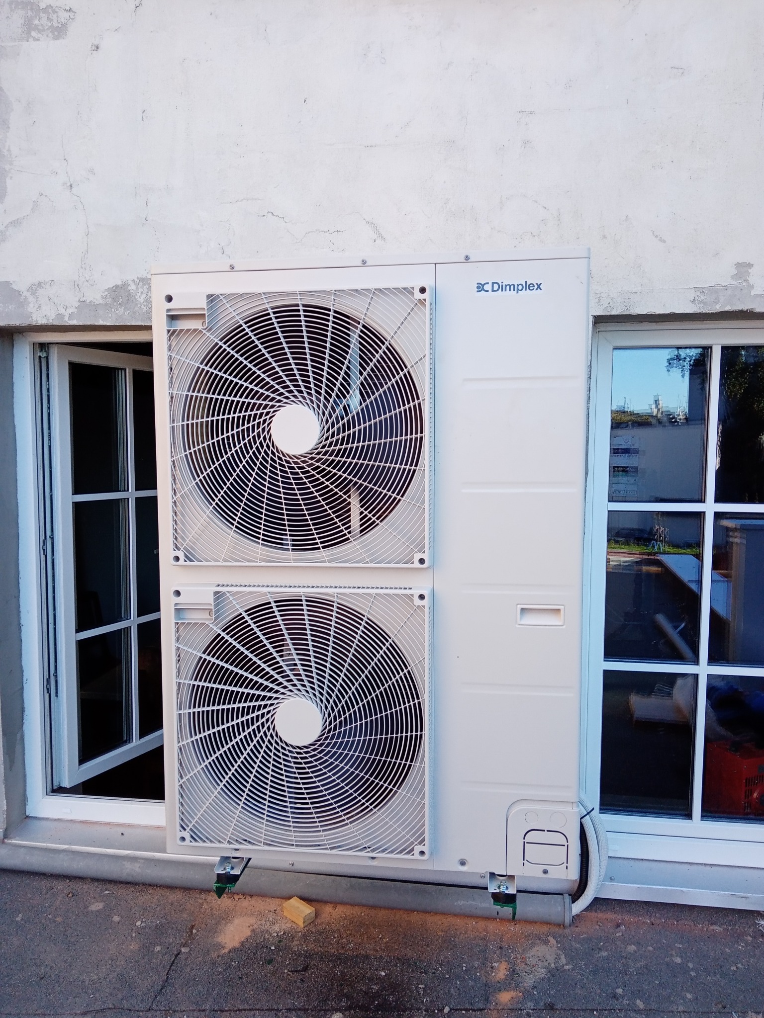 Montaż pompy ciepła Dimplex powietrze-woda typu split w szkole językowej w Chojnicach