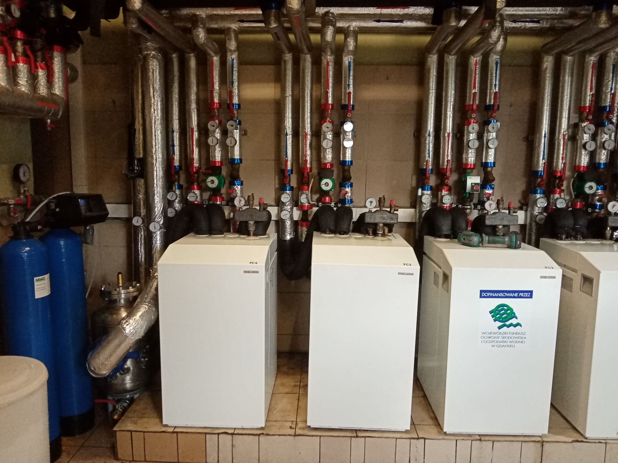 Kaskada gruntowych pomp ciepła Stiebel Eltron zabezpieczona filtroodmulnikiem magnetycznym ze stali nierdzewnej