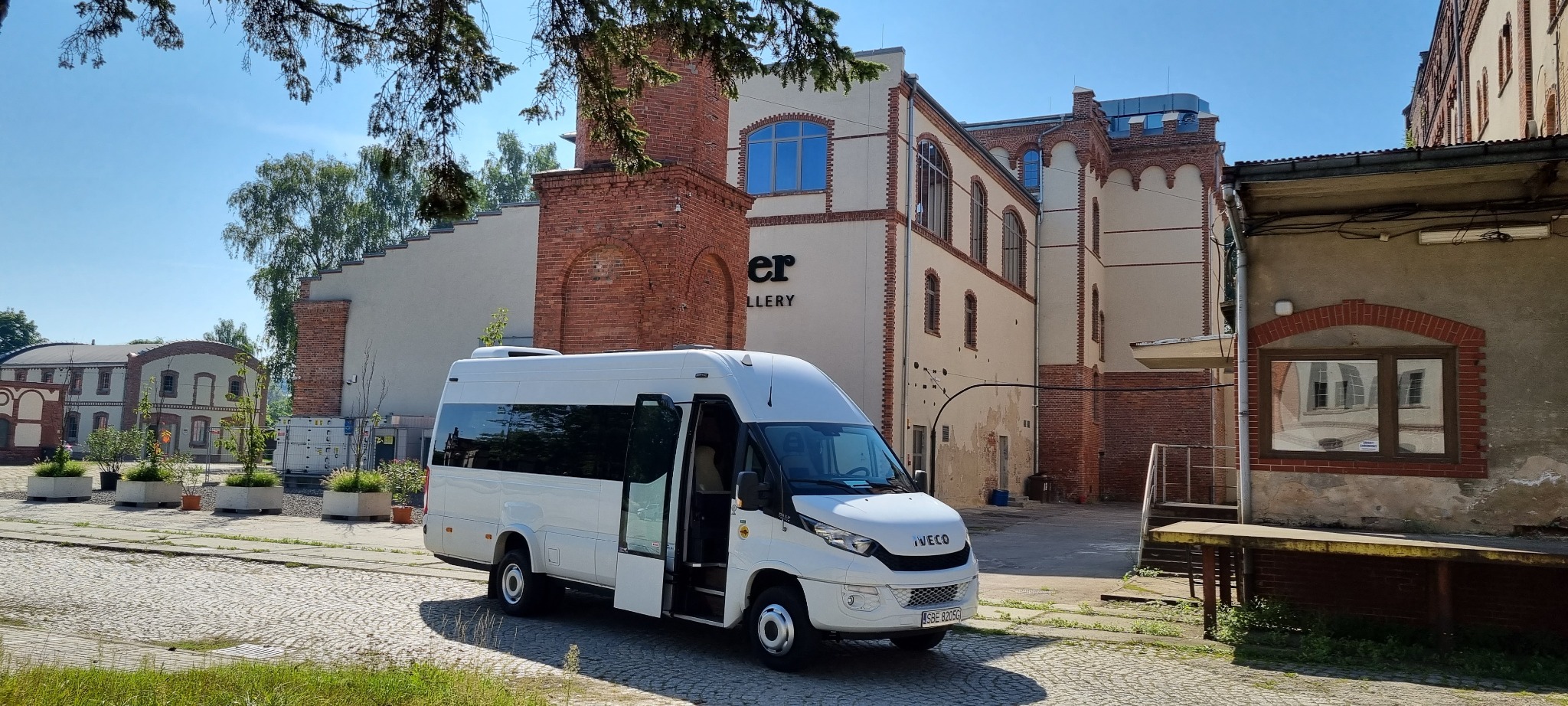 Wynajem busów 20 osobowych z kierowcami.