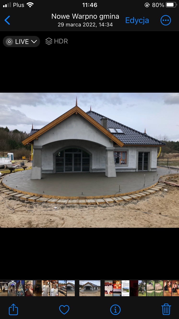 Wylewka betonowa tarasu w kształcie łuku przy domu jednorodzinnym, widoczne szalunki krawędziowe i zbrojenie.