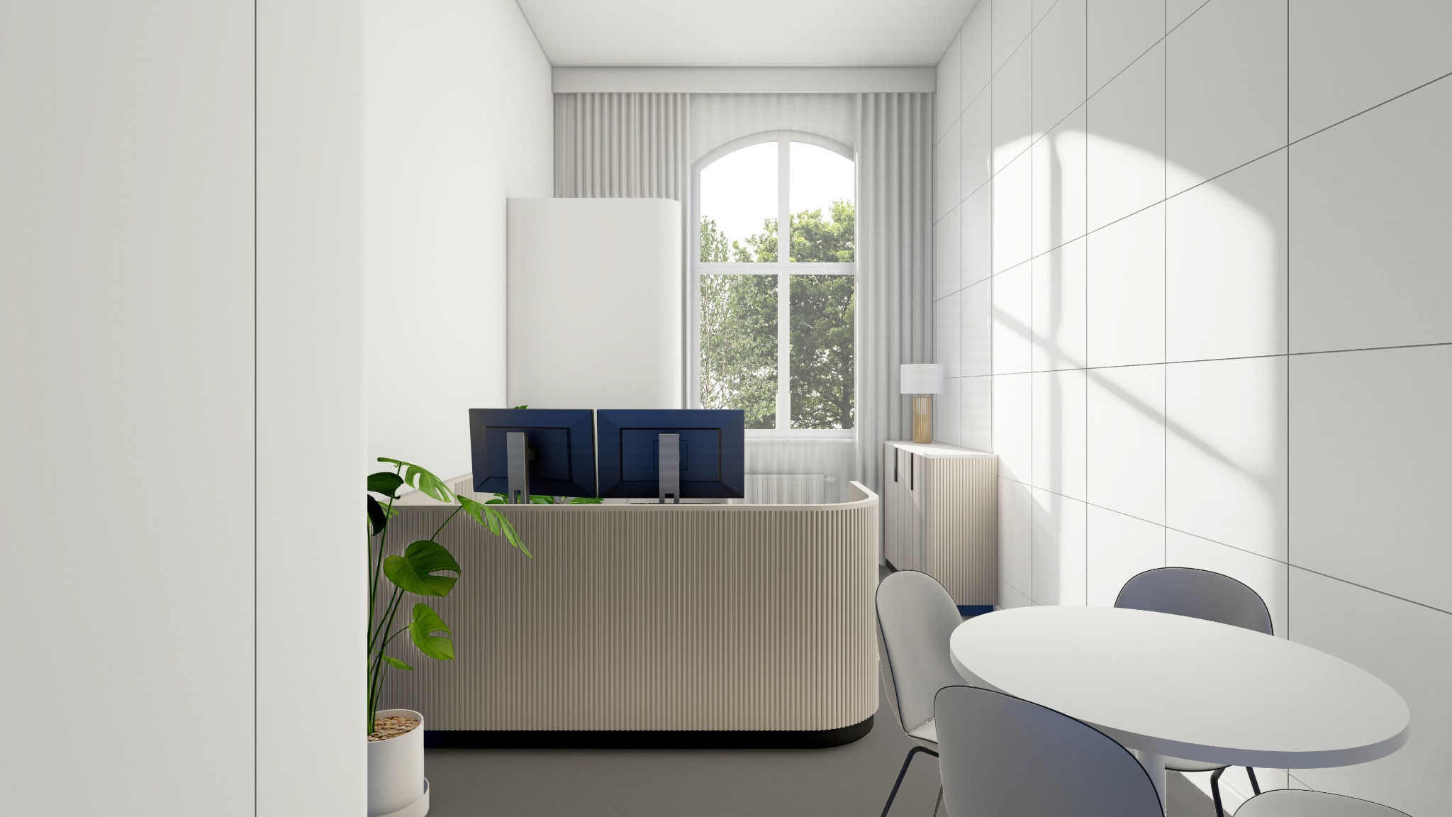 Jasne, minimalistyczne biuro z recepcją o zaokrąglonym kształcie, dwoma monitorami, rośliną doniczkową, okrągłym stołem i krzesłami, oświetlone naturalnym światłem wpadającym przez okno z widokiem...