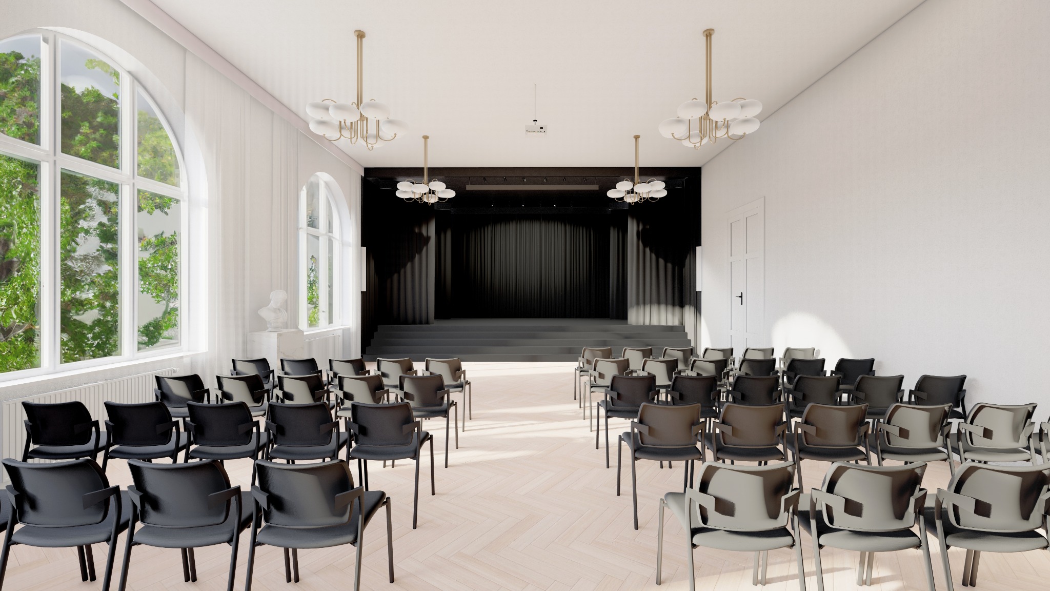 Sala konferencyjna z rzędami krzeseł w odcieniach szarości i czerni, scena z czarną kurtyną, duże okna z widokiem na zieleń, oraz eleganckie żyrandole.