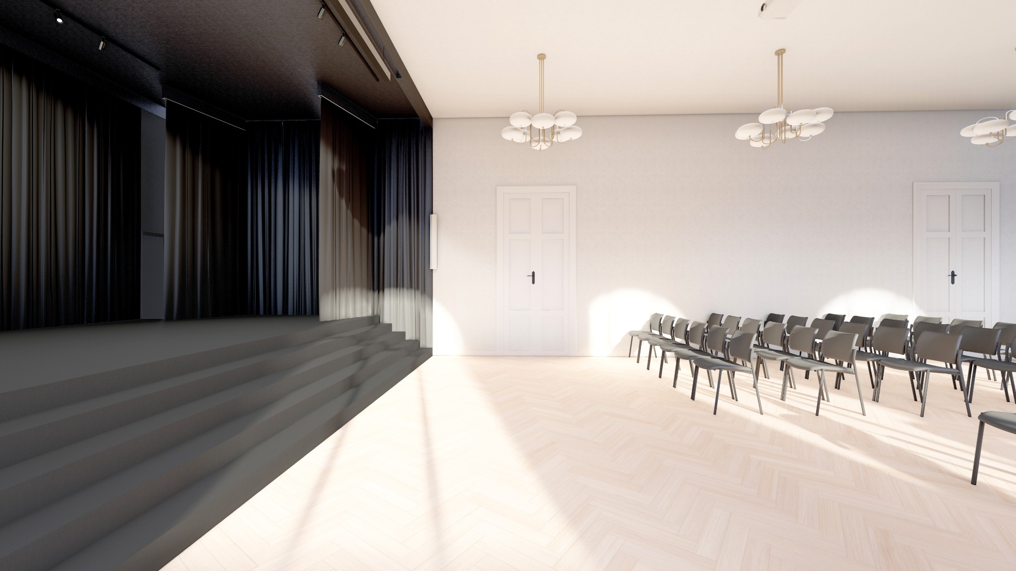 Sala konferencyjna z rzędami krzeseł, sceną z czarną kurtyną i parkietem w jodełkę, oświetlona lampami sufitowymi.