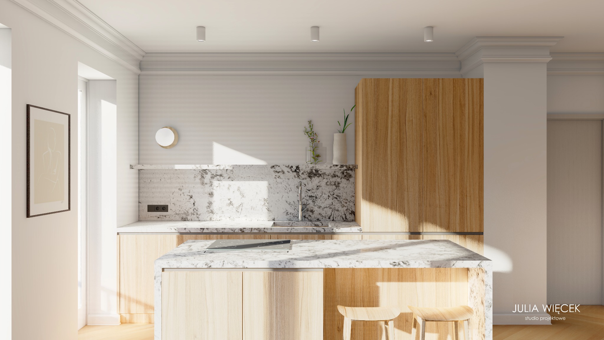 Jasna kuchnia z wyspą wykończoną marmurem, drewniane fronty szafek, minimalistyczny zlew i płyta grzewcza, dekoracje w postaci roślin w wazonach i obrazu na ścianie, krzesła barowe z jasnego drewna.