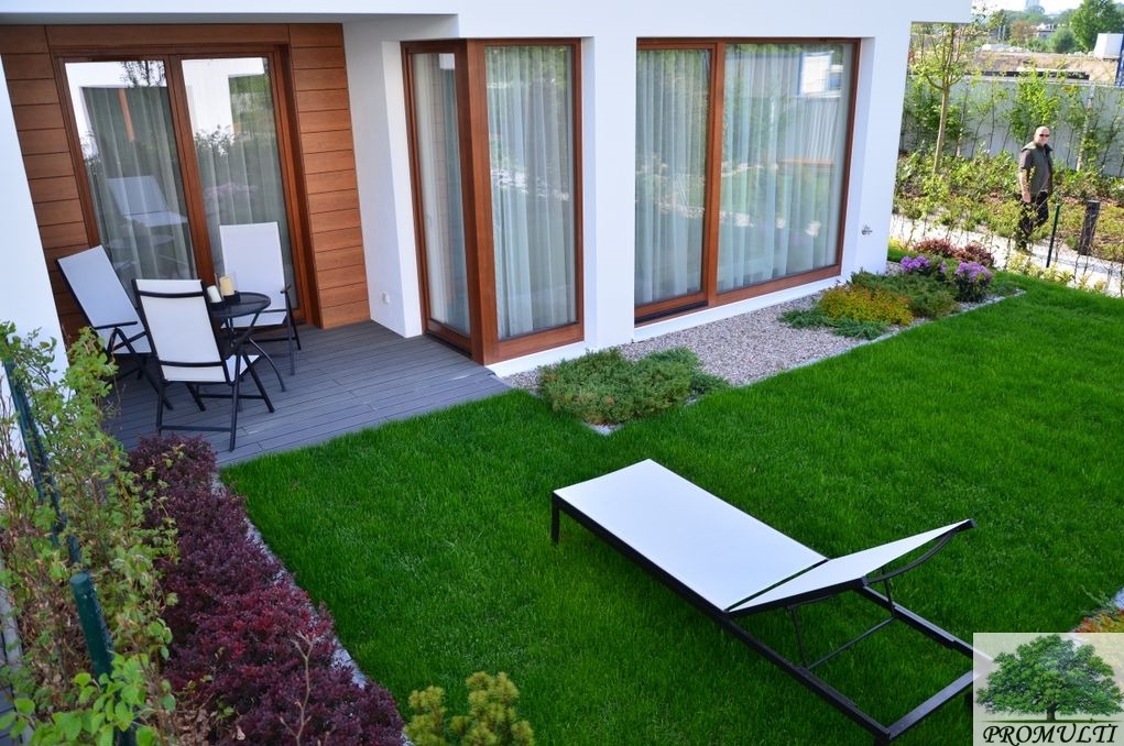 mały ogród na parterze bloku