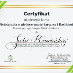 Skan certyfikatu ukończenia kursu 'Dietoterapia w niedoczynności tarczycy i Hashimoto', wystawionego dla Julii Kruzińskiej przez Klub Doskonalenia Dietetyków.
