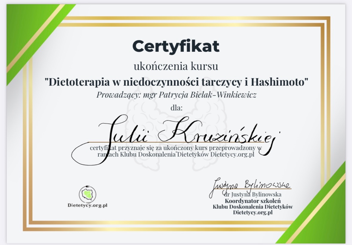Skan certyfikatu ukończenia kursu 'Dietoterapia w niedoczynności tarczycy i Hashimoto', wystawionego dla Julii Kruzińskiej przez Klub Doskonalenia Dietetyków.