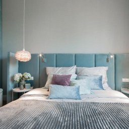 Kamil Melon MELKAM-BUD - Turkusowa sypialnia w Warszawie z miękkim, pikowanym zagłówkiem, puszystymi lampami wiszącymi i dekoracyjnymi poduszkami w pastelowych odcieniach.