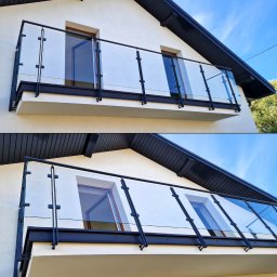 Loftowe-Design - Nowoczesna balustrada balkonowa ze szkła i czarnych metalowych słupków, widok z dołu na tle błękitnego nieba i fragmentu elewacji domu.