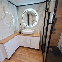 GKM MEBLE Sławomir Maciejczyk - Meble łazienkowe z frontami z płyty Akrylux matowy i blat laminowany. Realizacja: Czechowice-Dziedzice