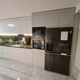 KUCHNIA NA WYMIAR- TYCHY
Meble kuchenne z frontami Akrylux połysk i blatem granitowym to świetne połączenie elegancji i trwałości. 
Czy masz już wybrany konkretny zestaw kolorów czy szukasz inspiracji? 😊ZADZWOŃ TO POMOŻEMY ZREALIZOWAĆ TWOJE MARZENIE