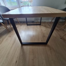 STÓŁ DĘBOWY  1200 x600 gr. 42 mm z obłogi dębowej 4 mm lakierowany na matowo + 2 dostawki 400 x 600.
Wykonujemy również stoły w innych wymiarach oraz z innego drewna i wybarwienia. Zadzwoń (te. 505747476) i zapyta o szczegóły i wycenę. 
