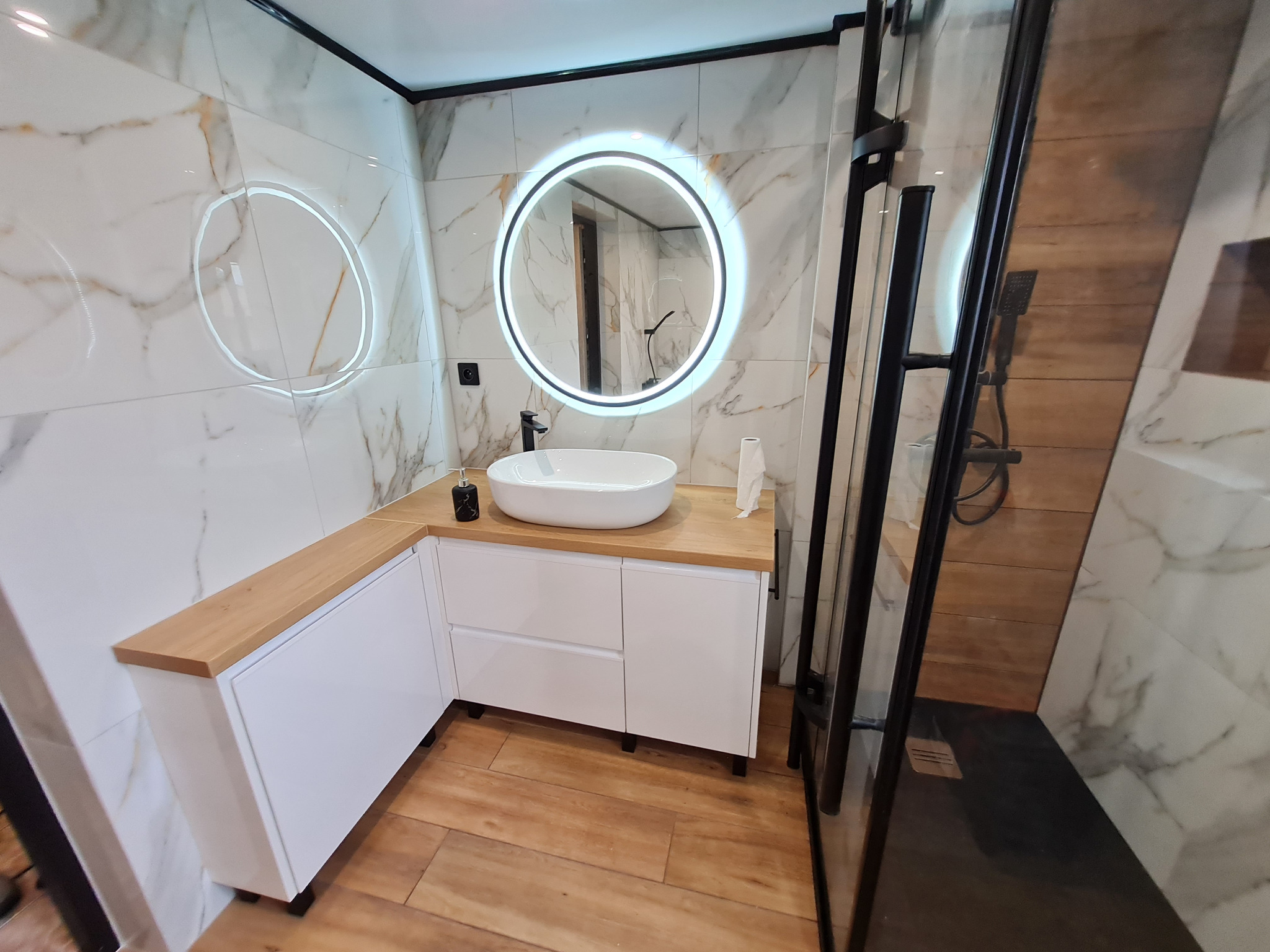 Meble łazienkowe z frontami z płyty Akrylux matowy i blat laminowany. Realizacja: Czechowice-Dziedzice