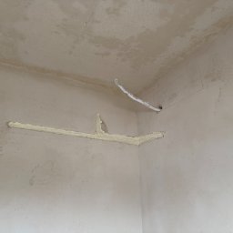 FIRMA HANDLOWO-USŁUGOWA ŁUKASZ BRANDA - Po bruzdowaniu i schowaniu instalacji w ścianie zabezpieczam ściany do dalszej obróbki do gładzi