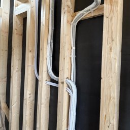 Instalacje staranie poprowadzone w domku drewnianym, szkieletowym wypoczynkowym schowane w ścianach na etapie budowy dzięki temu unikamy widocznych korytek 