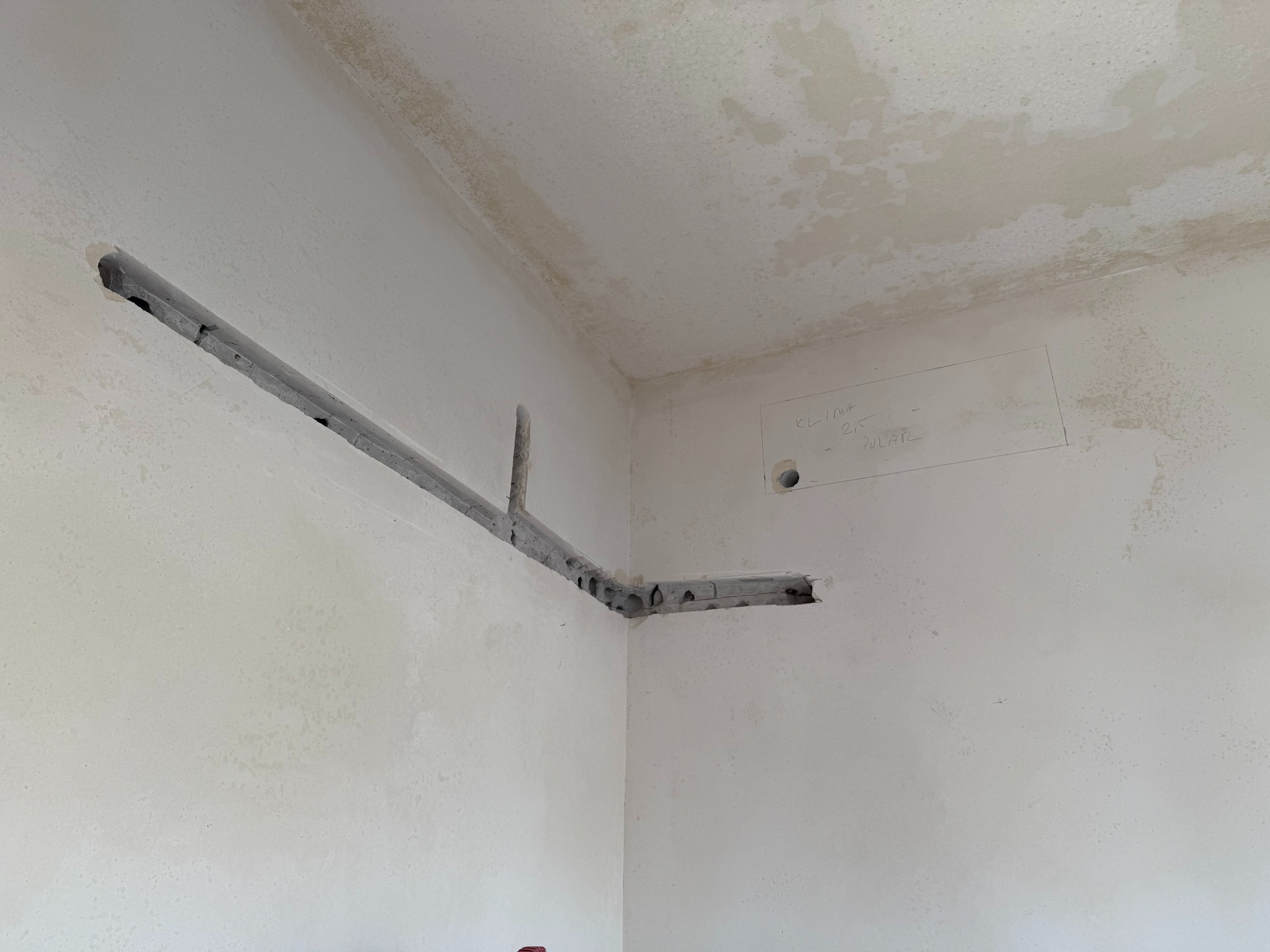 Bruzdowanie na etapie budowy domu daje możliwości schowania instalacji w ścianie.