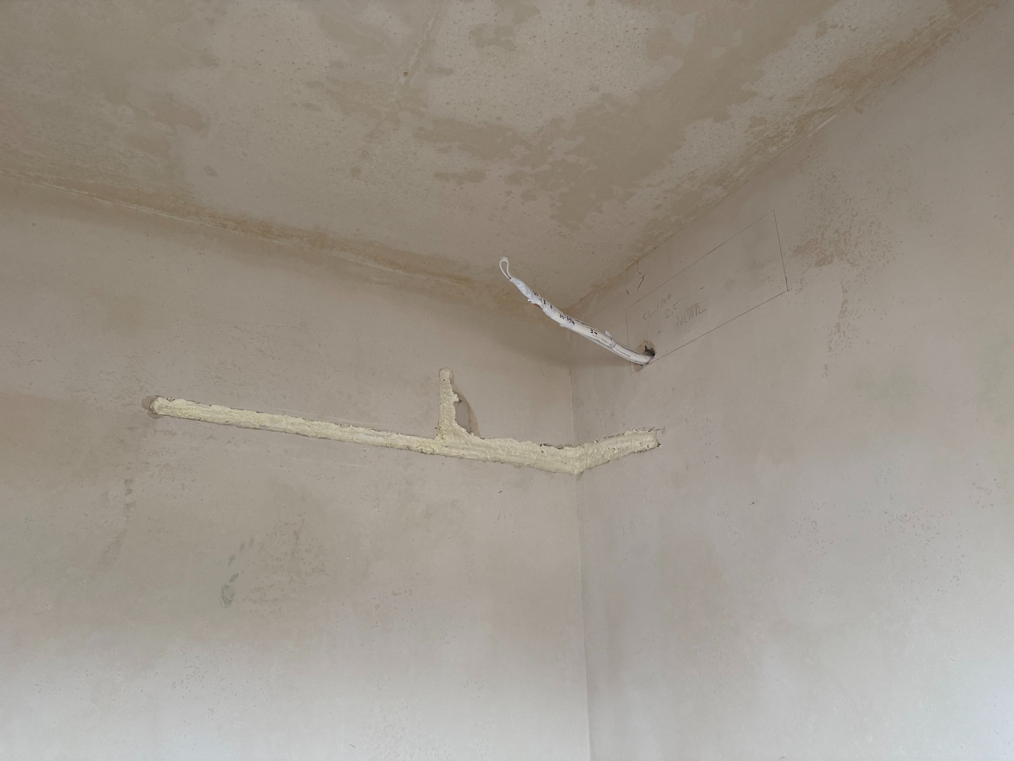 Po bruzdowaniu i schowaniu instalacji w ścianie zabezpieczam ściany do dalszej obróbki do gładzi