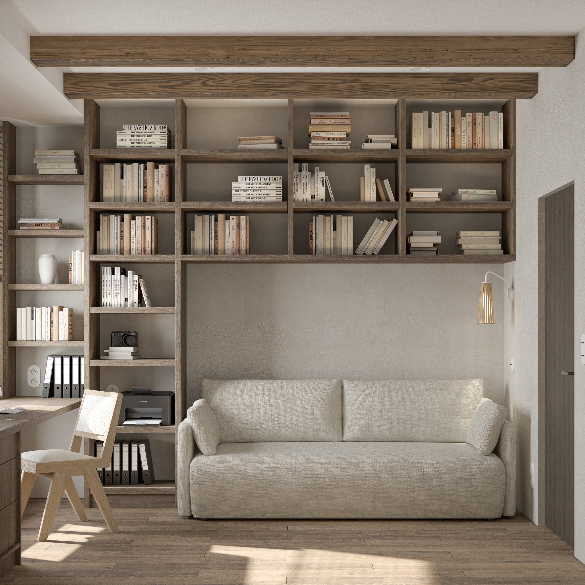 Pokój dzienny z drewnianym regałem na książki nad szarą sofą, biurkiem z krzesłem i lampą ścienną, w ciepłym oświetleniu.