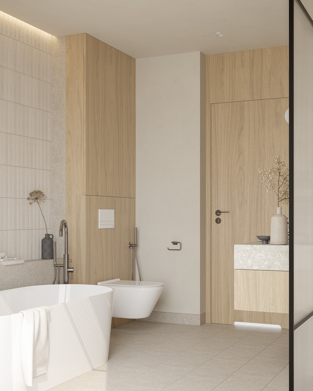 Minimalistyczna łazienka z wolnostojącą wanną, drewnianymi szafkami i beżowymi płytkami, akcentowana suszonymi kwiatami w wazonie.