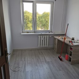 Rud bud - malowanie oraz kładzenie paneli i listew