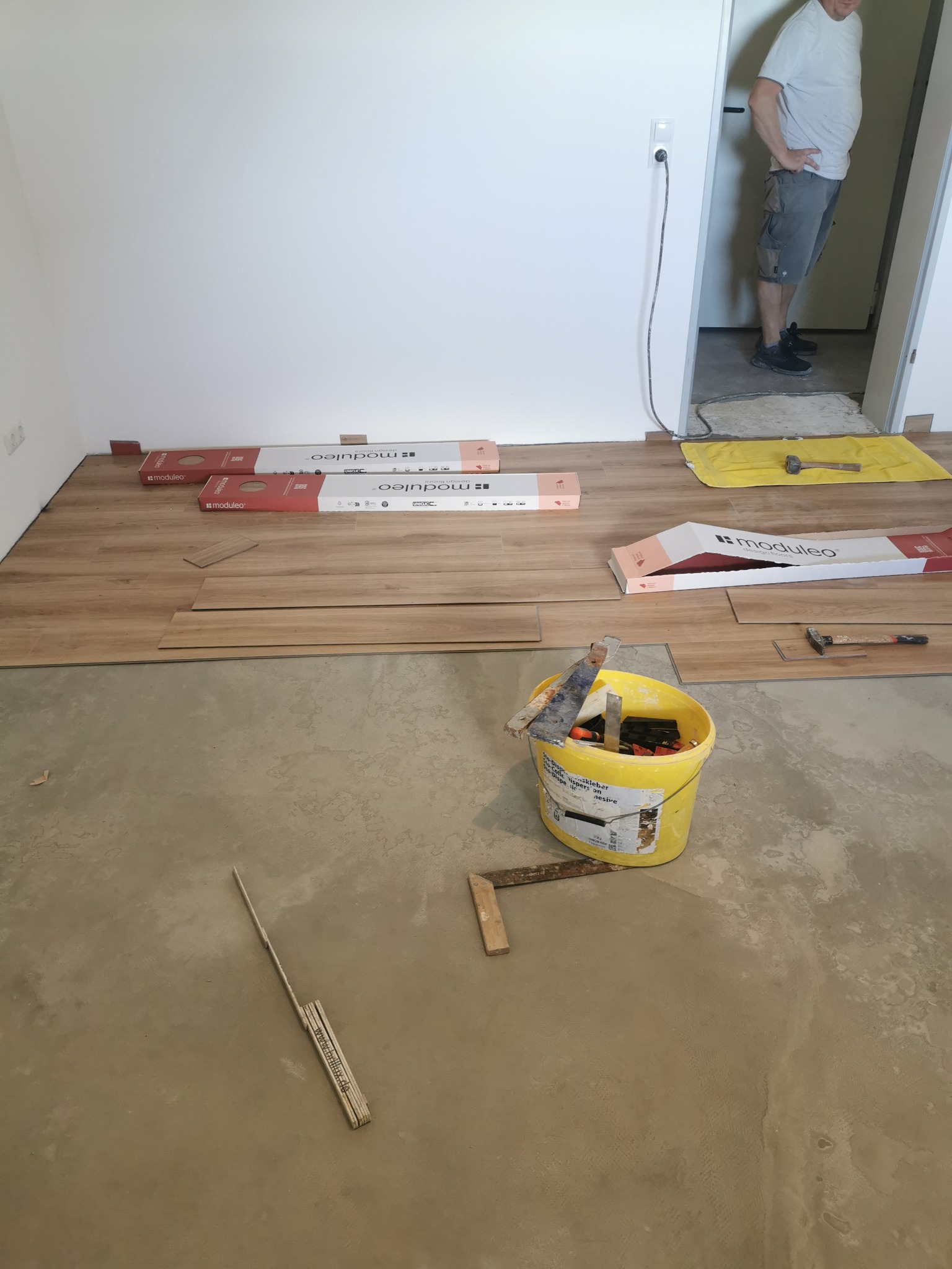 panele winylowe zintegrowane z podkładem oraz białkowanie pomieszczenia