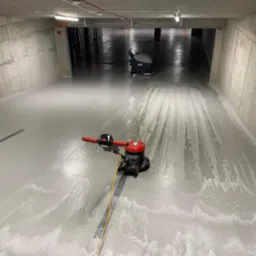 Mycie hali garażowej w nowo powstałym budynku.