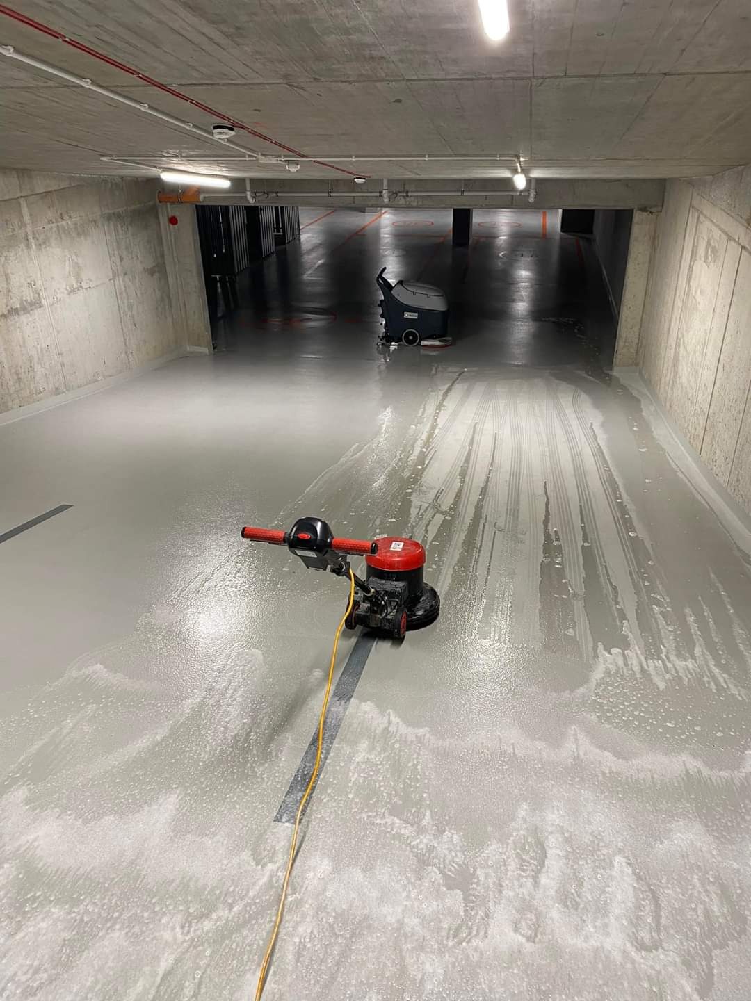 Mycie hali garażowej w nowo powstałym budynku.