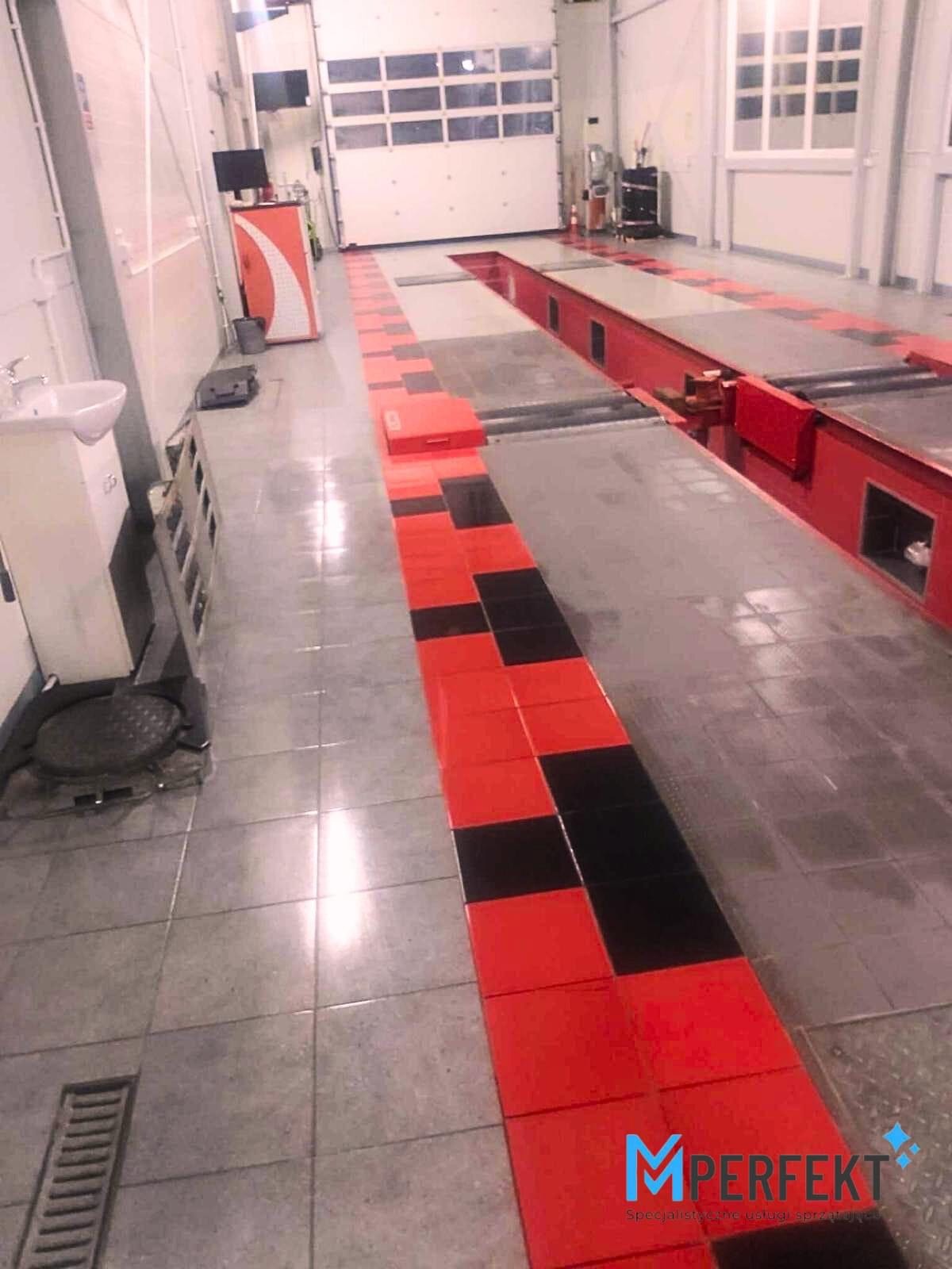 Umyta stacja diagnostyczna.