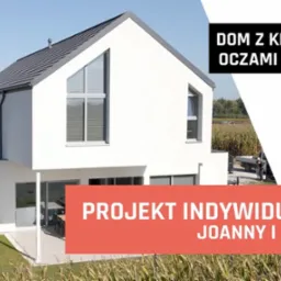 Nowoczesny dom z keramzytu z szarym dachem widziany z zewnątrz, z ogrodem i polem kukurydzy w tle. Projekt indywidualny Joanny i Petera.