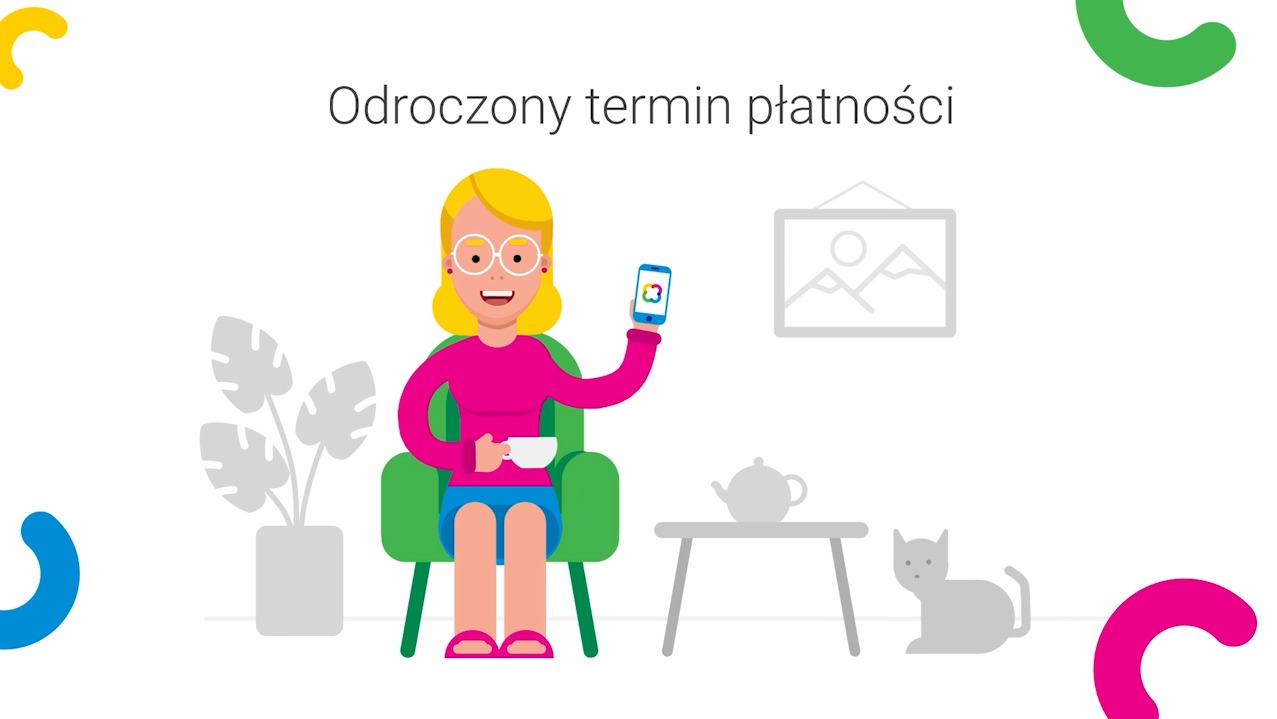 Kreskówkowa ilustracja kobiety z blond włosami i okularami, siedzącej w zielonym fotelu z filiżanką w dłoni, trzymającej smartfon z logo aplikacji na tle minimalistycznego wnętrza z rośliną...