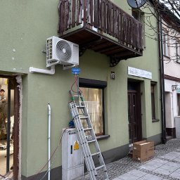 Energy 4 you Krzysztof Słomka - Klimatyzator Hiundai montowany w lokalu usługowym.