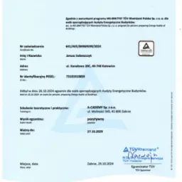 Skan zaświadczenia TÜV Rheinland o pozytywnym wyniku egzaminu dla Janusza Soboszczyka, uprawniającego do sporządzania audytów energetycznych budynków, wydane w Zabrzu 29.10.2024, ważne do 27.10.2029.