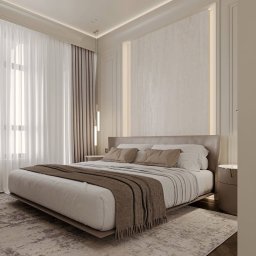 Marika Kafar SHELTON - Elegancka sypialnia w beżach: duże łóżko z brązowym pledem, zasłony w oknie, minimalistyczne lampy wiszące, dywan w odcieniach szarości i beżu. Subtelne oświetlenie.
