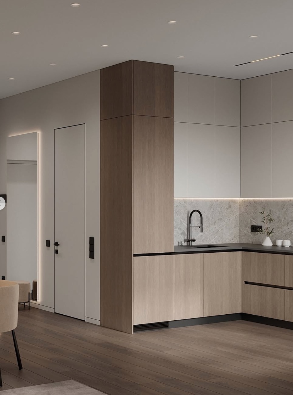 Nowoczesna kuchnia w beżach i brązach: minimalistyczne szafki, drewniana podłoga, marmurowy backsplash, oświetlenie punktowe. Eleganckie wykończenie, czarne akcenty.