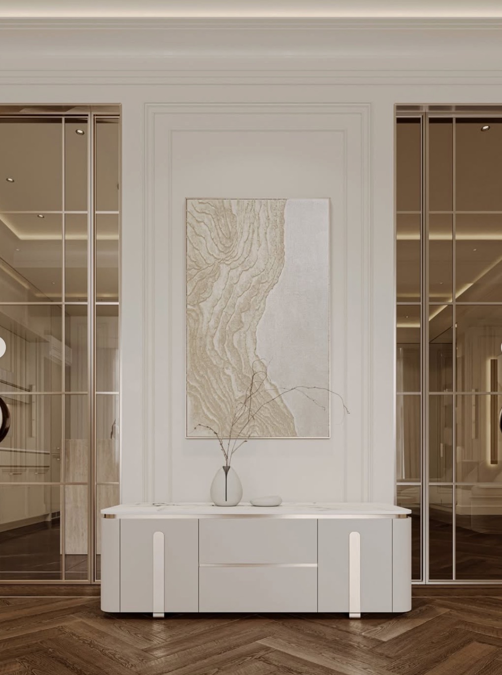 Eleganckie wnętrze: biała komoda z dekoracjami pod obrazem w odcieniach beżu, na tle parkietu i przeszklonych drzwi w ramie. Subtelna aranżacja salonu.