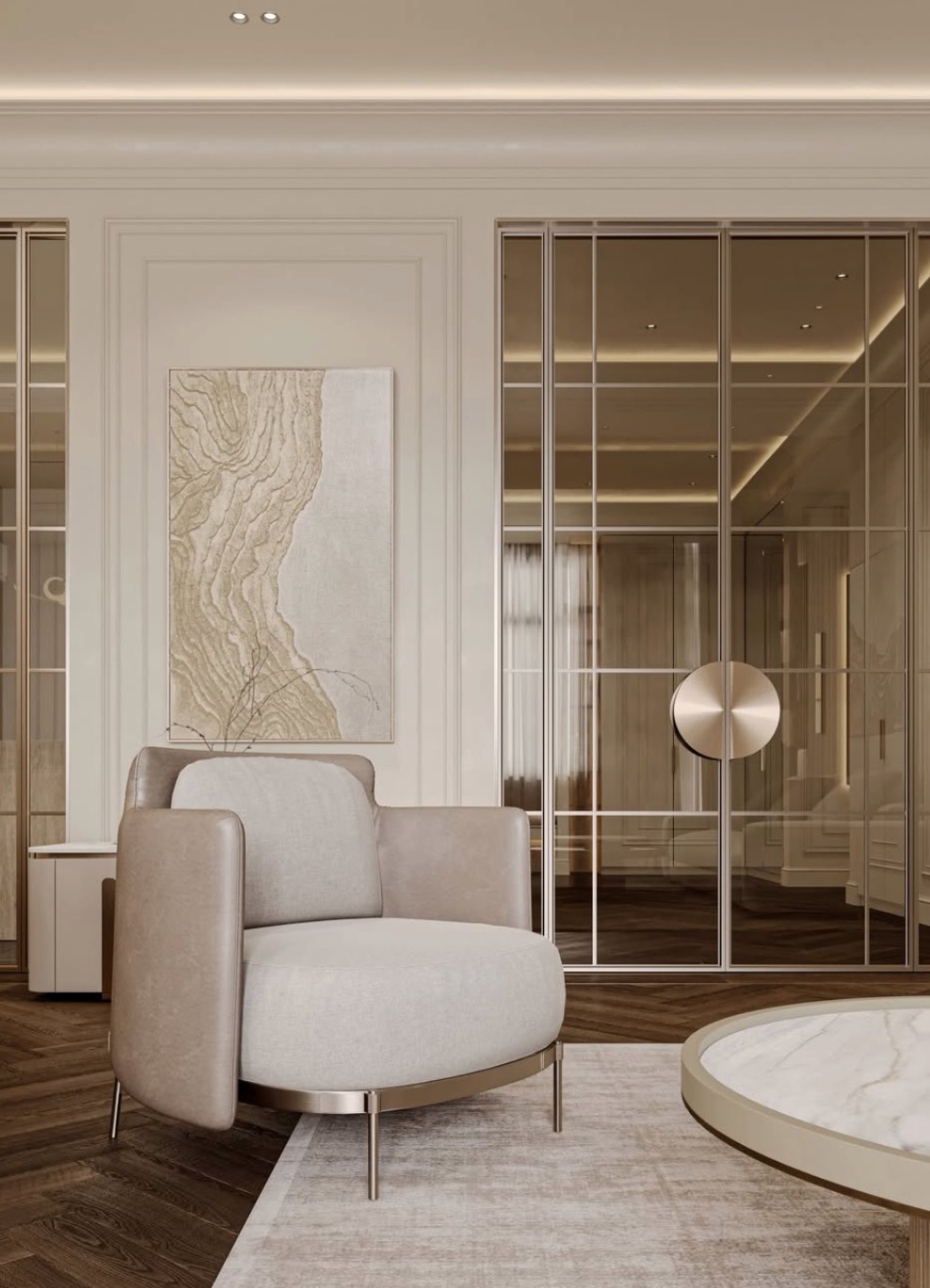 Beżowy fotel z poduszką w eleganckim salonie. Na ścianie abstrakcyjny obraz, obok szafa z lustrzanymi drzwiami i okrągły stolik kawowy z marmurowym blatem.