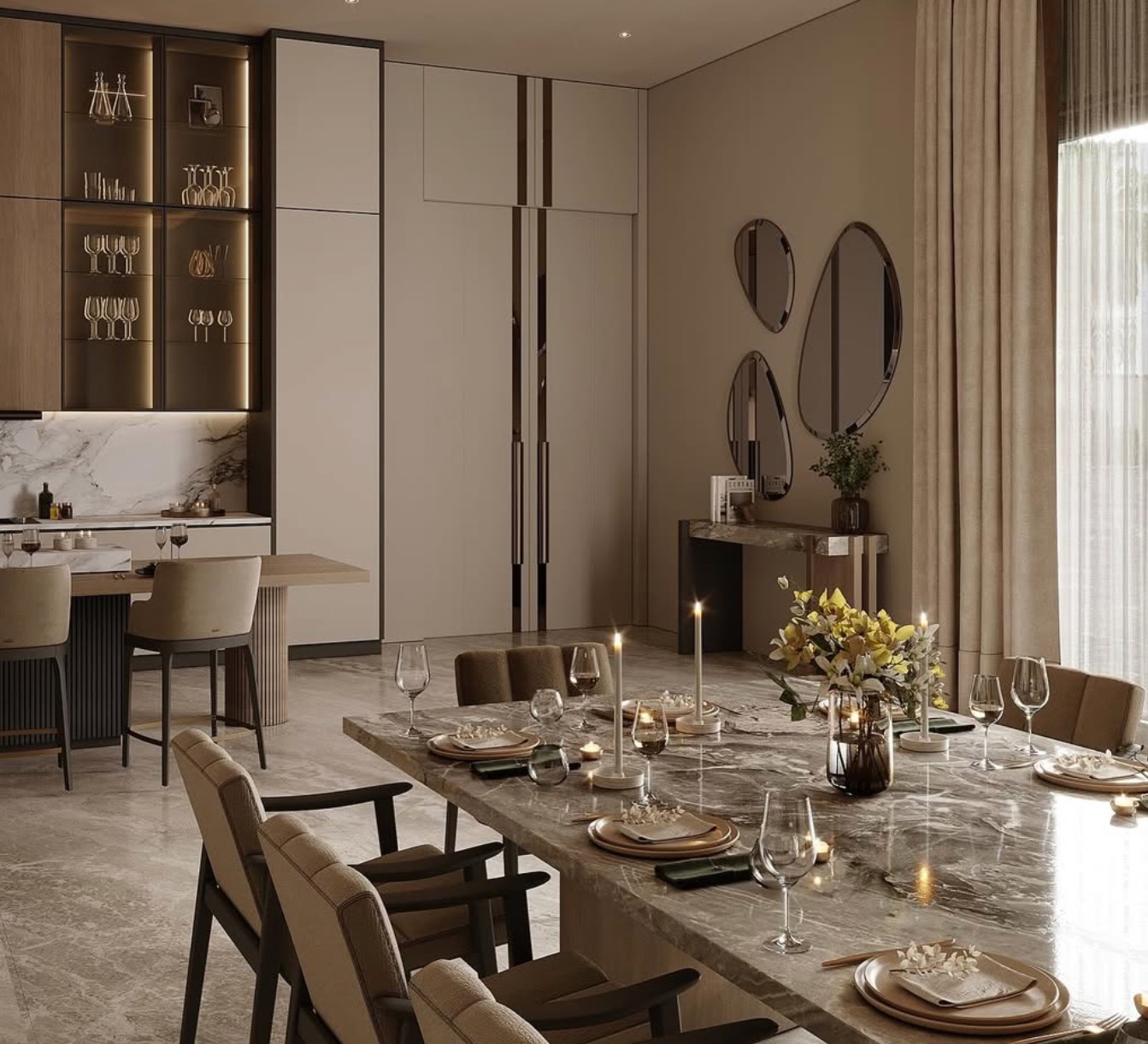 Elegancka jadalnia z marmurowym stołem, krzesłami w odcieniach beżu i brązu oraz dekoracjami. W tle zabudowa kuchenna z podświetlanymi witrynami i lustrami.