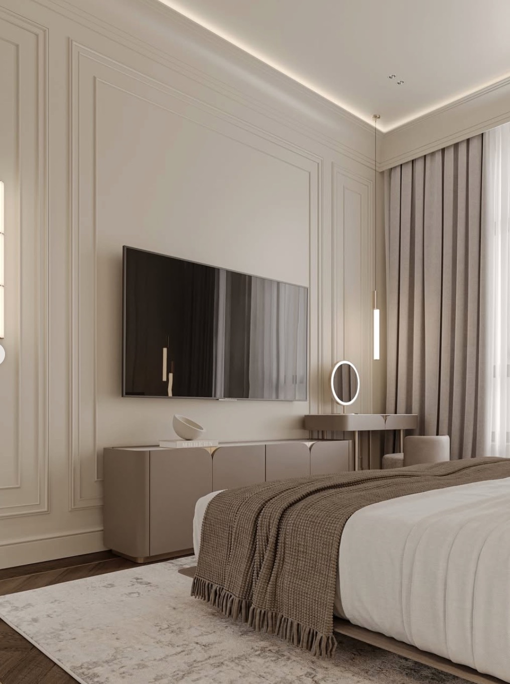 Elegancka sypialnia w beżach: telewizor na ścianie z dekoracyjnymi listwami, toaletka z lustrem i oświetleniem punktowym, tekstylia w tonacji ziemi.
