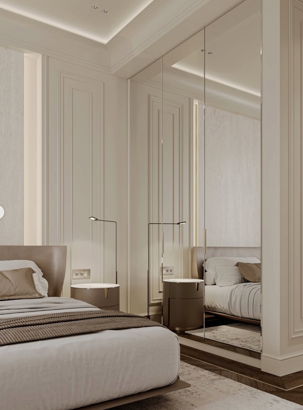 Elegancka sypialnia w beżach: łóżko z narzutą, stoliki nocne z lampkami, lustrzane drzwi szafy wnękowej odbijające fragment pokoju. Klasyczne panele ścienne.