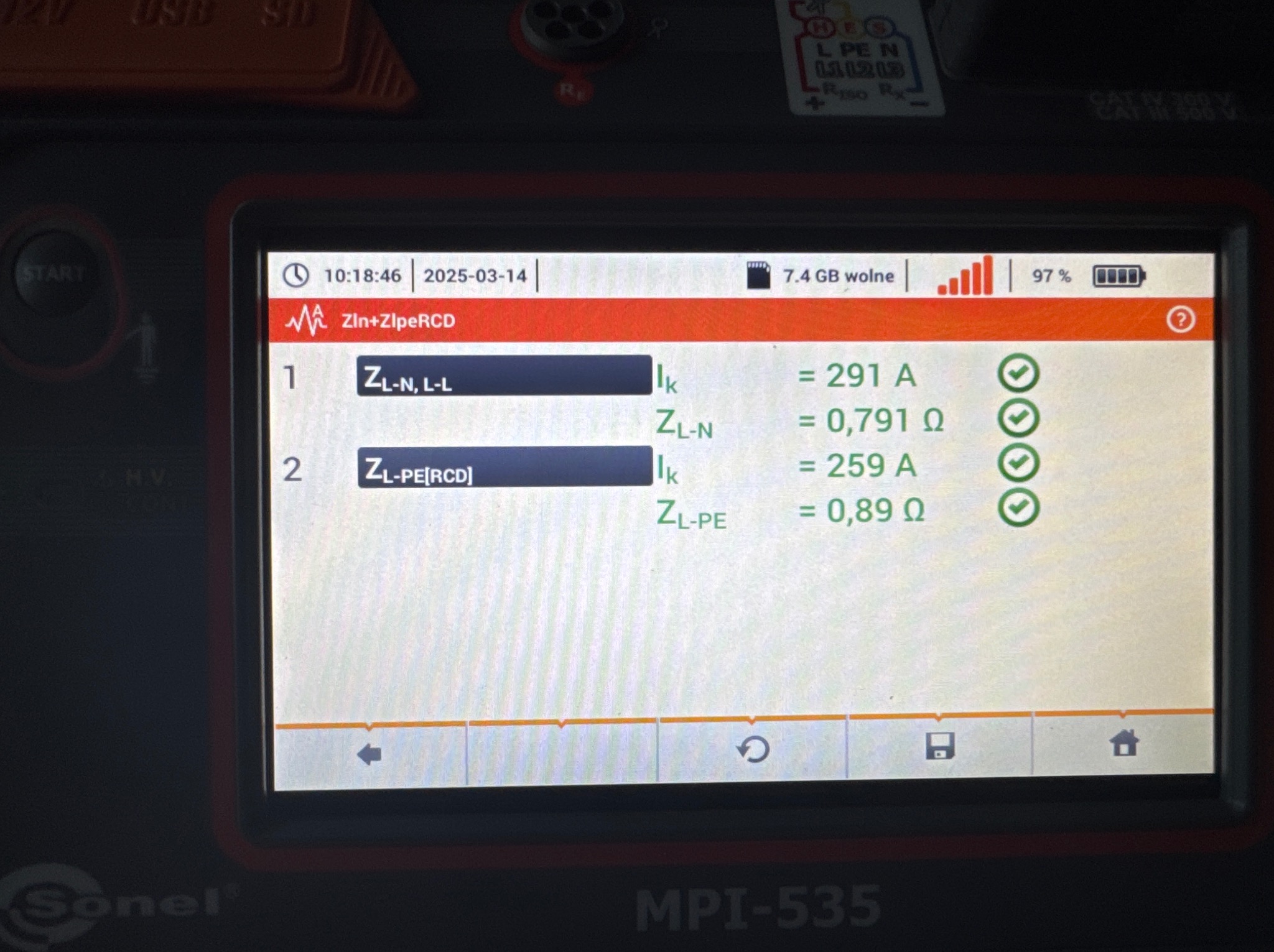 Ekran miernika Sonel MPI-535 prezentujący wyniki pomiarów impedancji pętli zwarcia, z datą 2025-03-14 i godziną 10:18, wskazujący parametry ZL-N i ZL-PE z wartościami prądów i rezystancji.