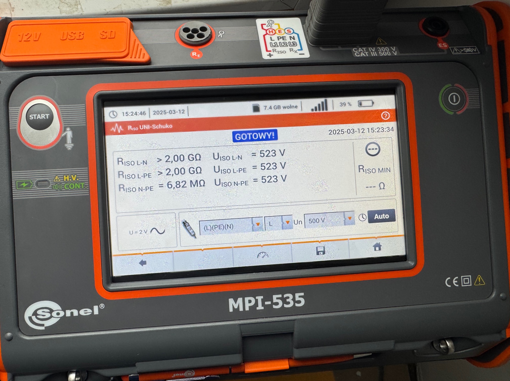 Miernik Sonel MPI-535 z widocznym ekranem prezentującym wyniki pomiarów rezystancji izolacji (RISO) w obwodzie UNI-Schuko, z datą 2025-03-12 i statusem 'GOTOWY!' wyświetlonym na ekranie.
