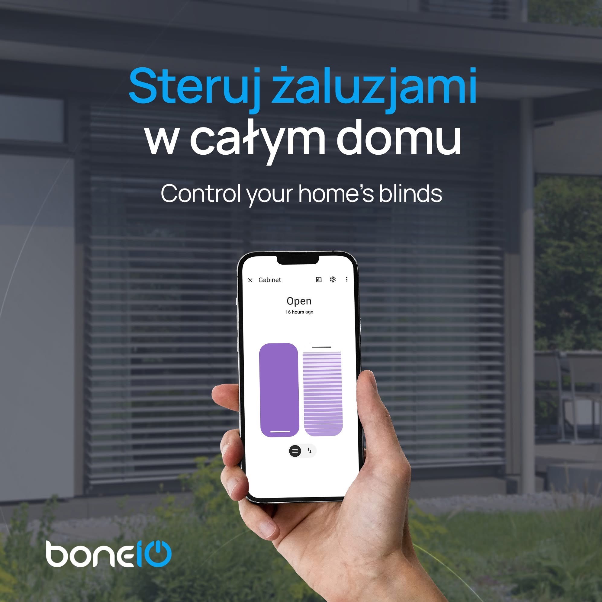 Smartfon w dłoni wyświetla interfejs aplikacji do zdalnego sterowania żaluzjami w domu, na tle fasady budynku z żaluzjami.