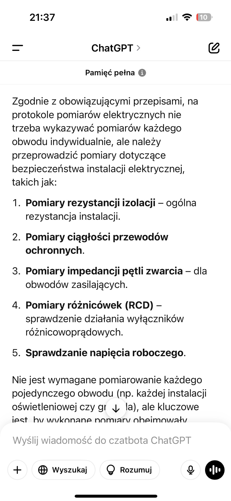 Zrzut ekranu z aplikacji ChatGPT prezentujący fragment tekstu dotyczącego protokołu pomiarów elektrycznych, wymieniający pomiary rezystancji izolacji, ciągłości przewodów ochronnych, impedancji...