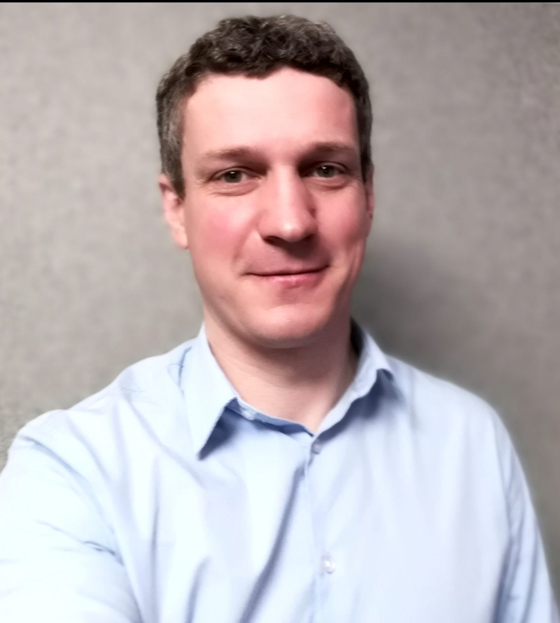 Hello there! Szia! Cześć! Zapraszam do kontaktu i proszę się nie śmiać z mojego selfie :) Krystian