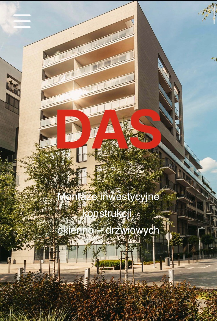 Nowoczesny budynek mieszkalny z balkonami i dużymi oknami, widok z dołu, na pierwszym planie zieleń i logo firmy.